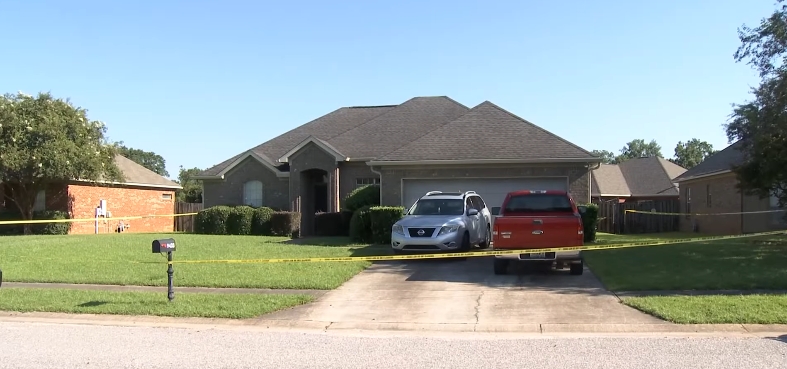Outside the Smith home from a post dated August 15, 2025. | Source: YouTube/WKRG