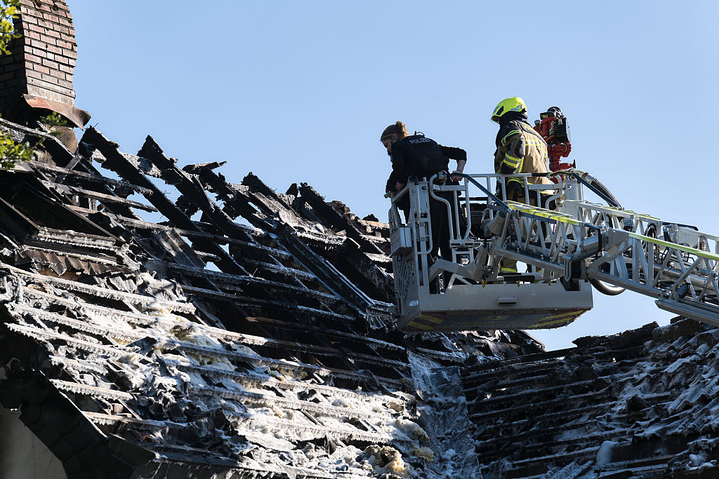 Pinneberg: Firefighters and police are on duty with a turntable ladder after a fire in a residential building. | Source: Getty Images
