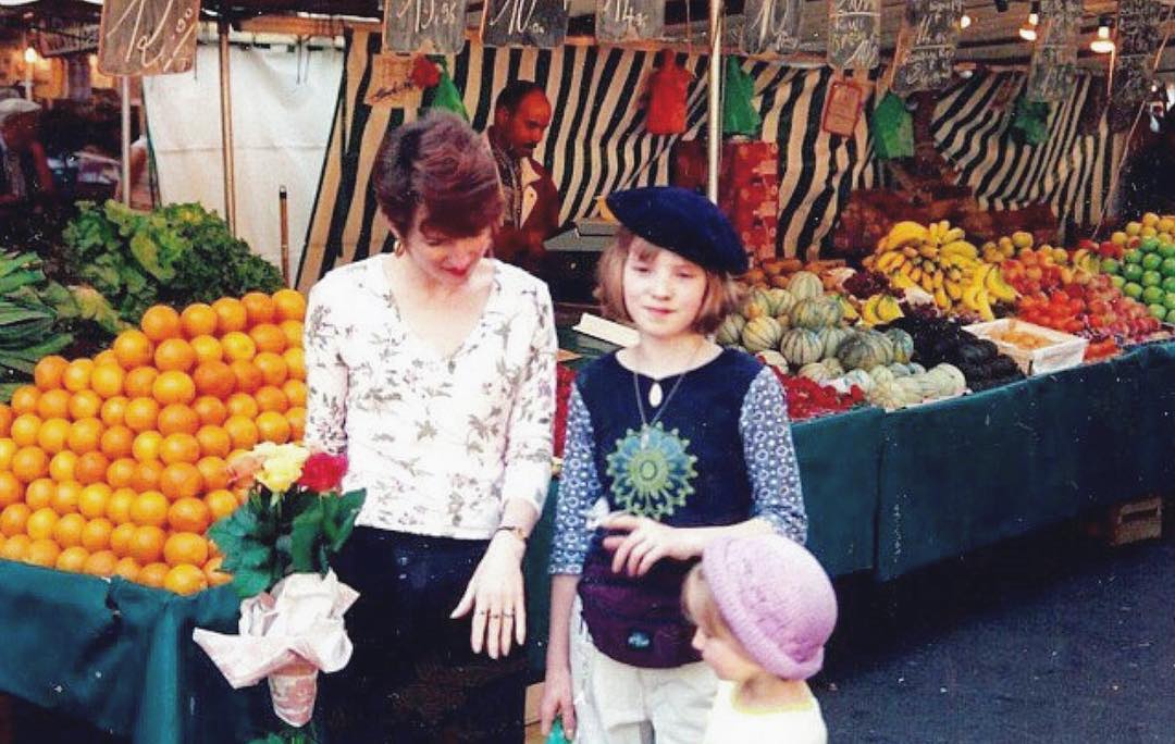 A younger Dove Cameron with her mother and sister from a post dated March 11, 2018. | Source: Instagram/dovecameron