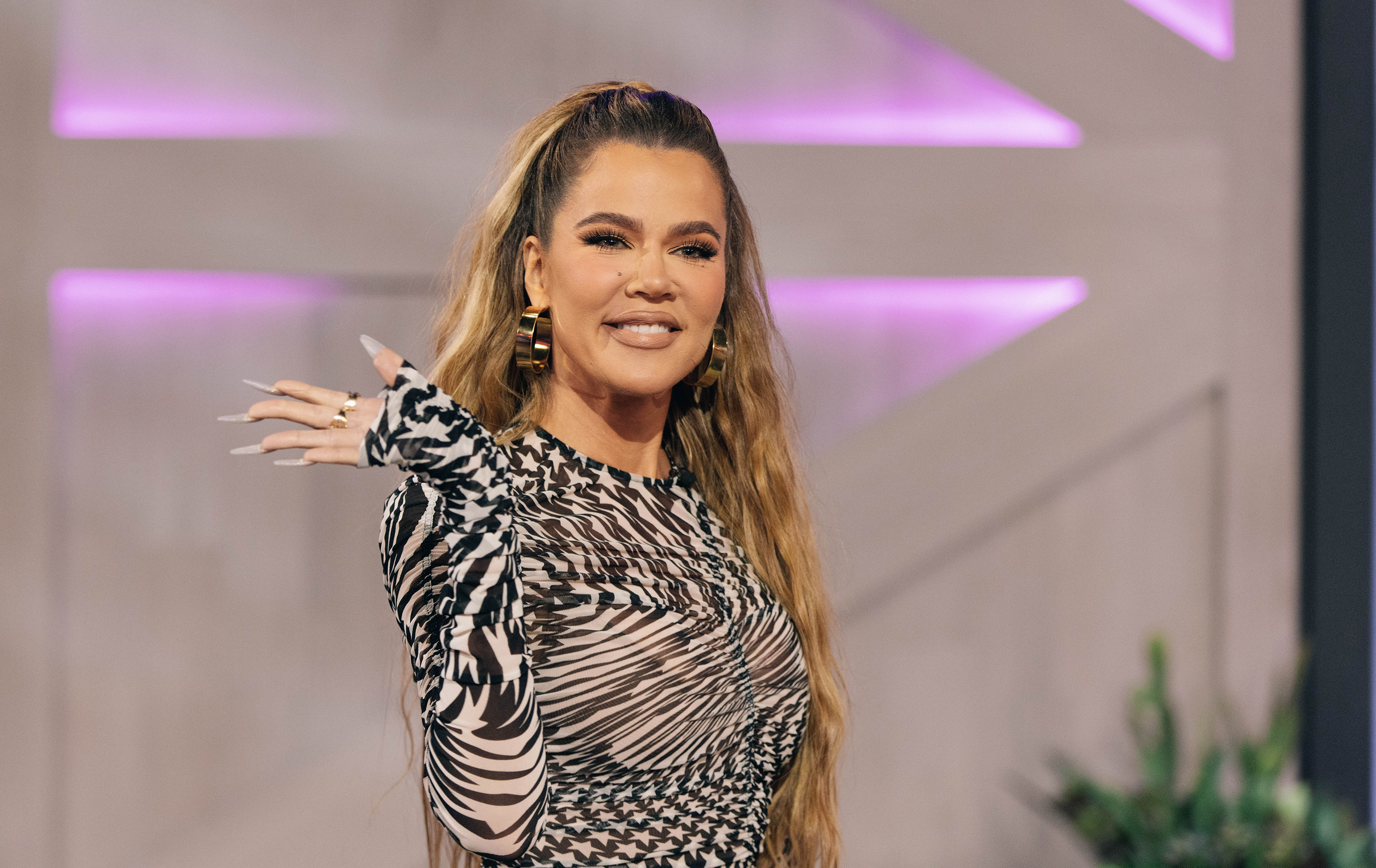 Khloé Kardashian on "The Kelly Clarkson Show" in 2022. | Source: Getty Images