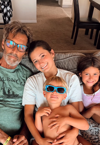 Duguay sits alongside his loved ones in a family photograph, gathered together on a couch. The moment captures the family time he shared with those closest to him while facing serious health challenges. | Source: Instagram/mrs__shay