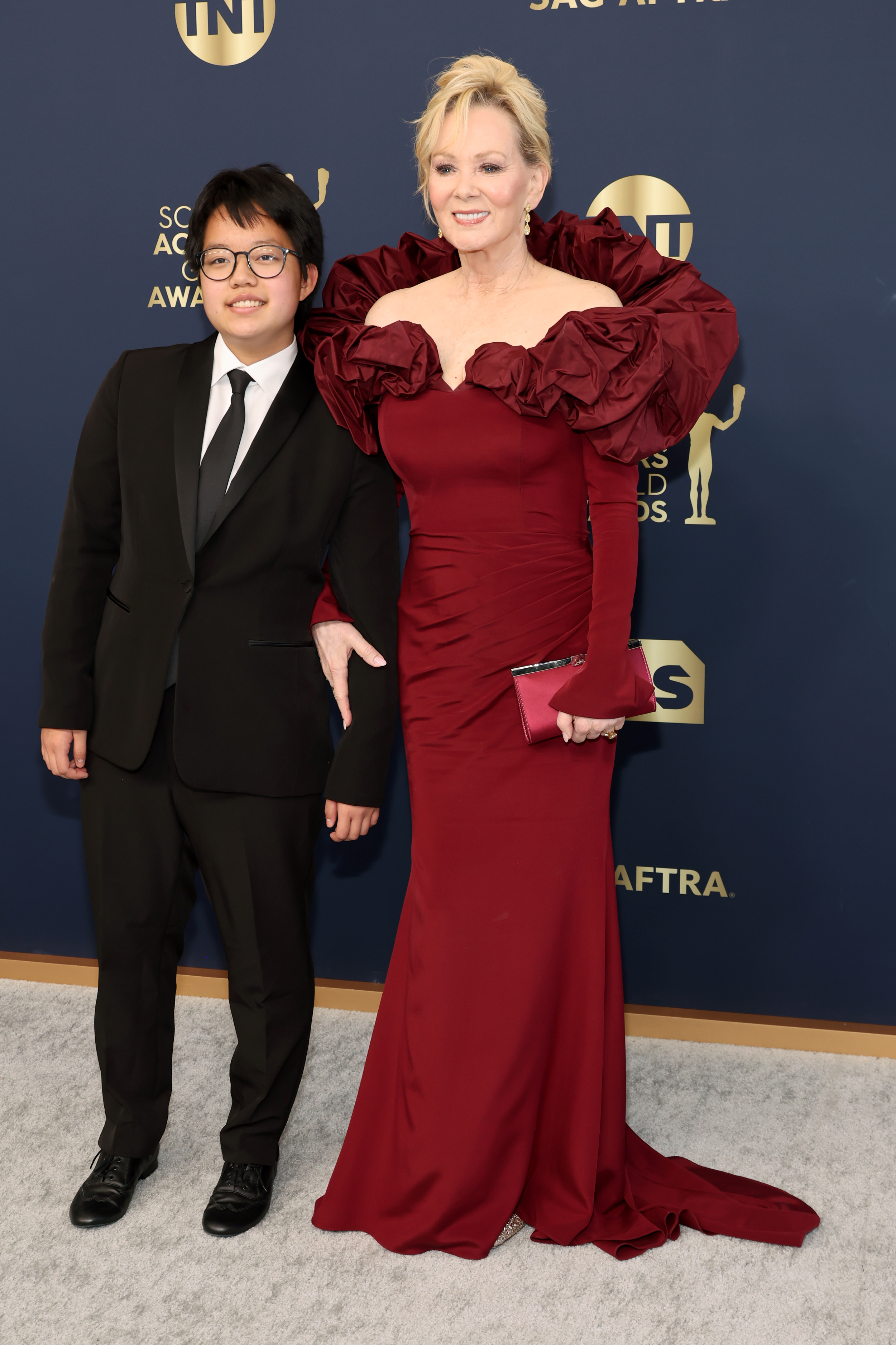 Jean Smart poses with her youngest son, Forrest Gilliard, at the 28th Annual Screen Actors Guild Awards in Santa Monica, California. Jean has spoken about how her sons remain an important part of her life, explaining that she does not live with her boyfriend because both of her sons live with her, with Connor staying in the guest house. | Source: Getty Images