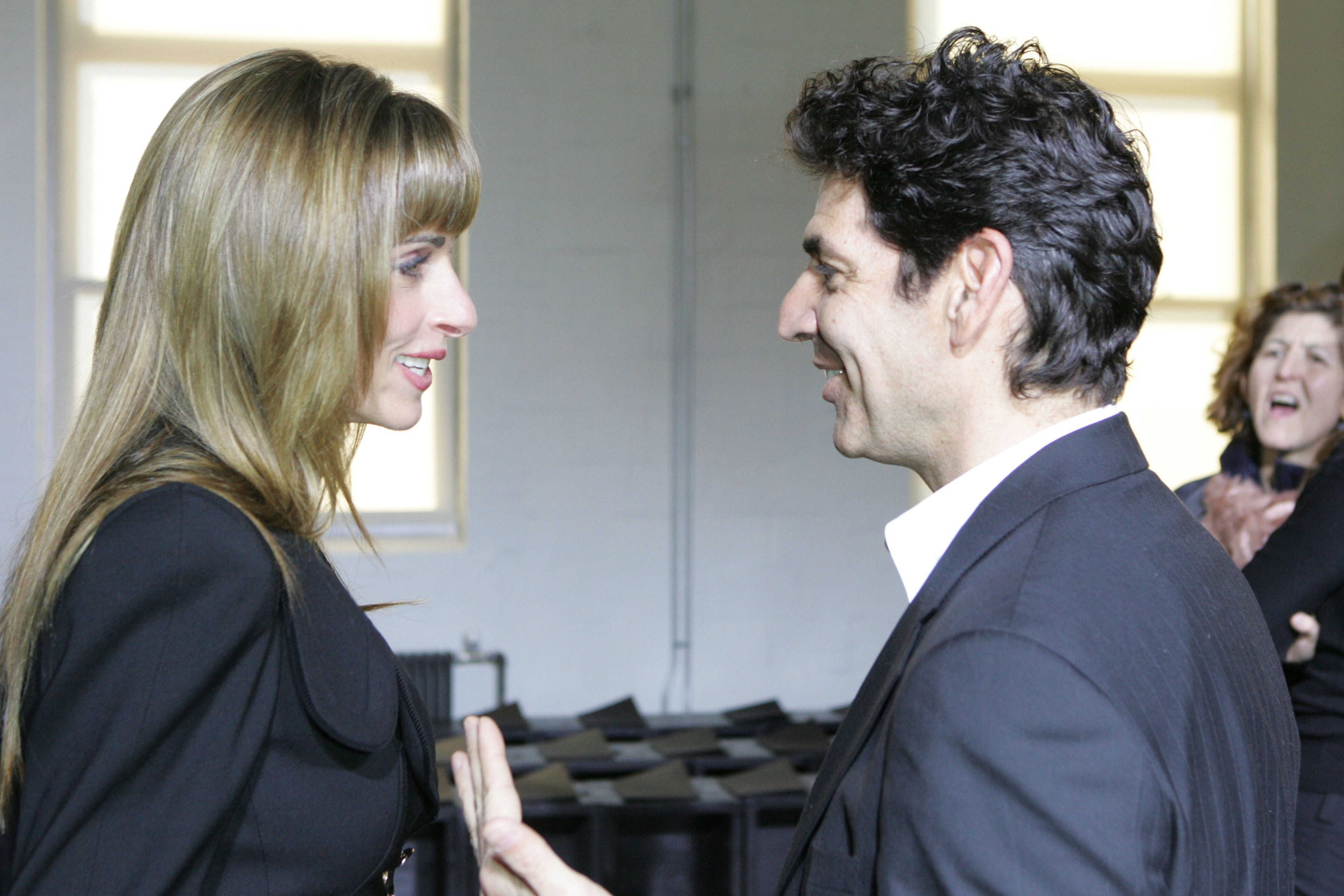 Susan Dell and Tom Florio attend the PHI Fall 2007 Collection at 76 Ninth Ave. in New York City. Susan wore a black ensemble and styled her hair with full bangs, offering a glimpse of her look during this period.