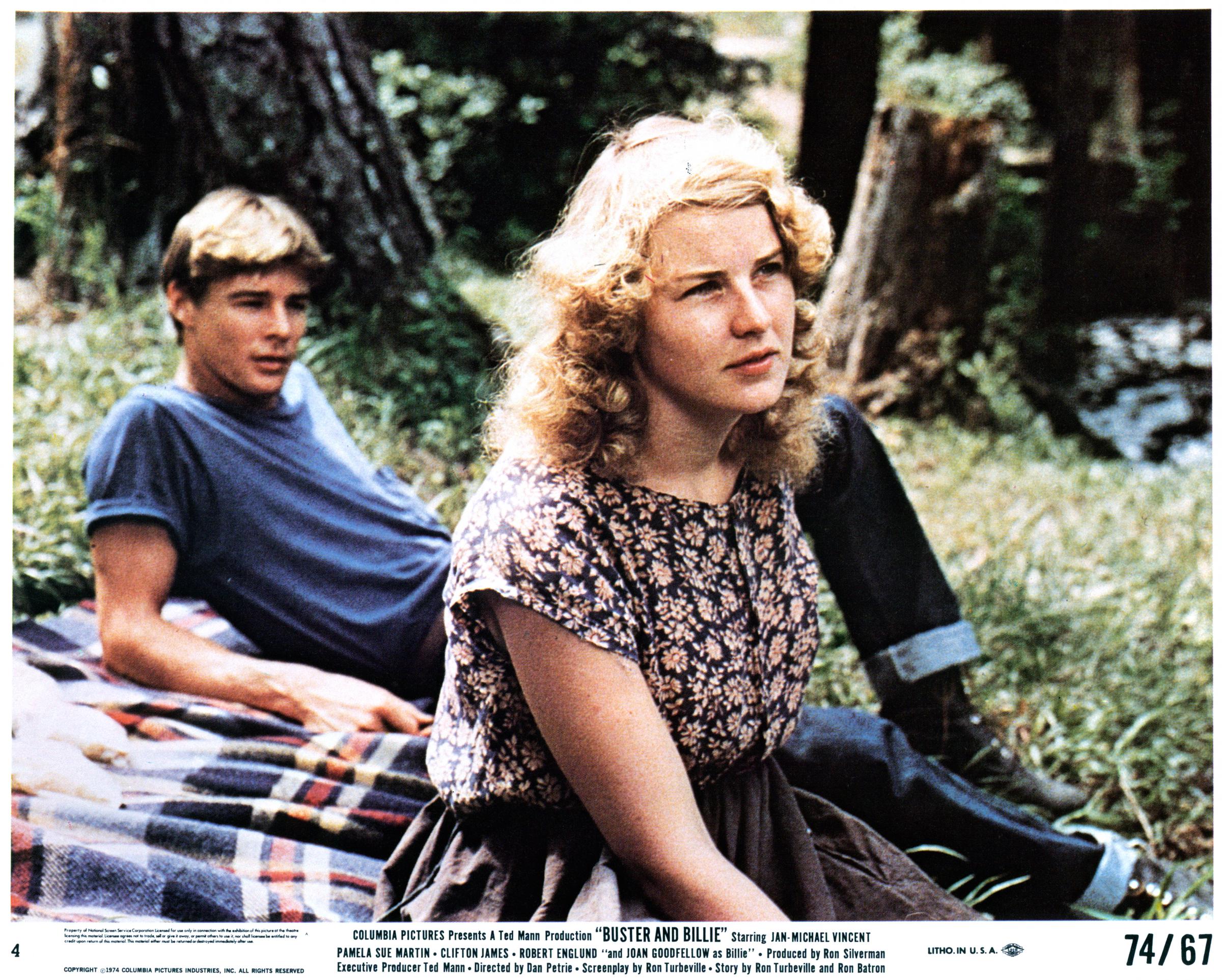 Jan-Michael Vincent and Joan Goodfellow sit outside in a scene from the film "Buster and Billie," circa 1974. | Source: Getty Images