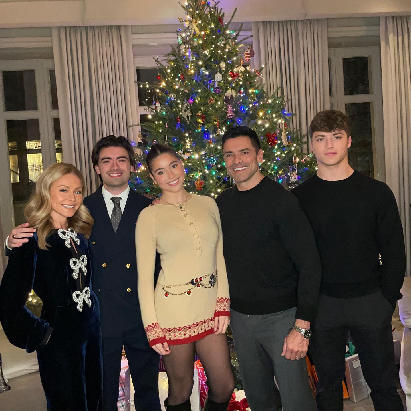 The formal room becomes warmer when the whole family gathers in it. This is where the house shifts from design fantasy to family album. | Source: Instagram/kellyripa