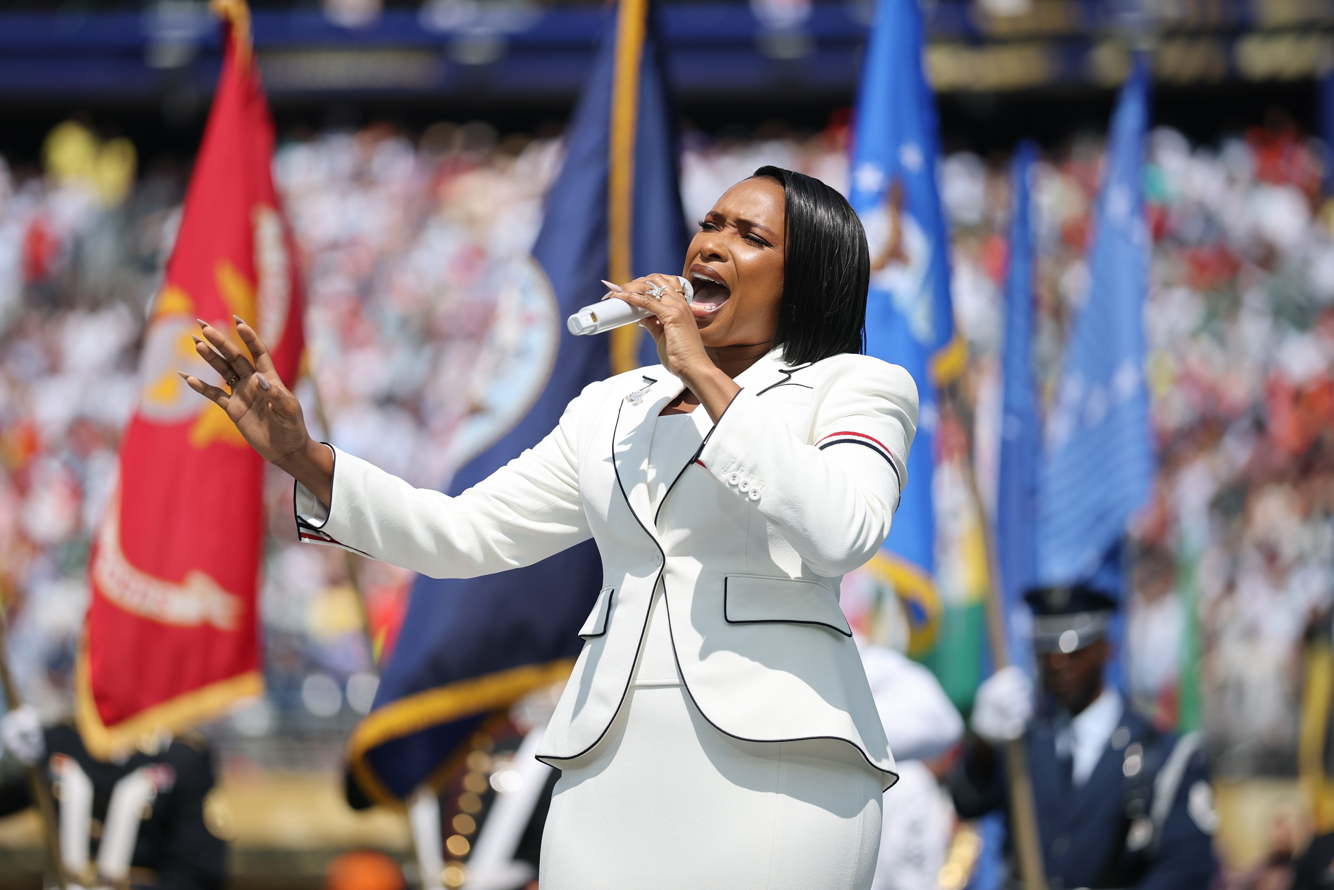 Jennifer Hudson approached the national anthem with the full power and theatricality that have defined her career. The result immediately divided viewers between those who heard a commanding interpretation and those who felt it was overdone. | Source: Getty Images